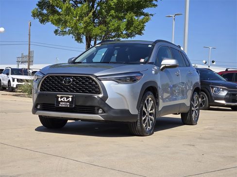 Used 2024 Toyota Corolla Cross XLE image 2