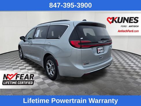 Used 2023 Chrysler Pacifica Limited image 5