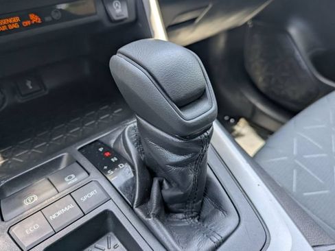 Used 2020 Toyota RAV4 XLE FWD image 18