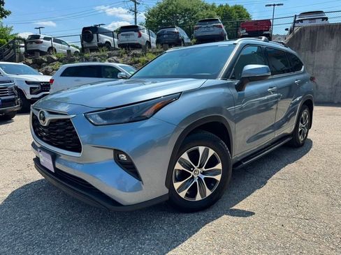 Used 2022 Toyota Highlander XLE AWD/4WD image 2