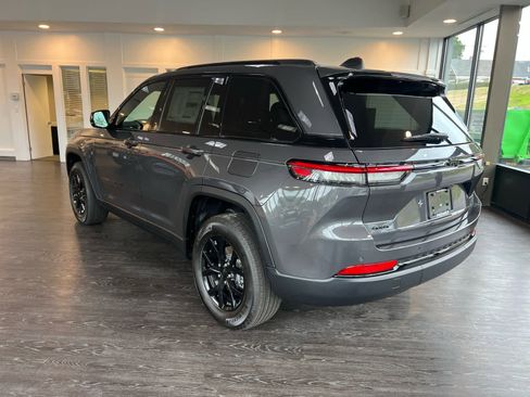 New 2025 Jeep Grand Cherokee Laredo image 6