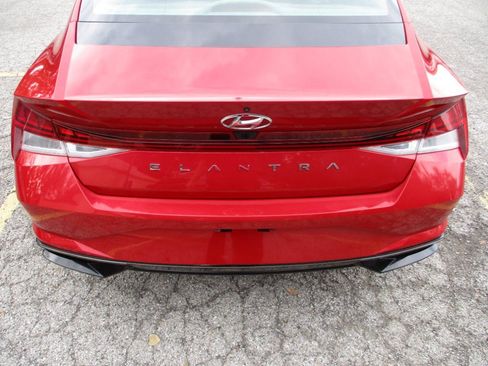 Used 2021 Hyundai Elantra SEL w/ Convenience + Premium Package FWD image 18