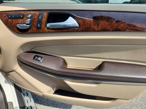 Used 2017 Mercedes-Benz GLS 550 4MATIC image 35