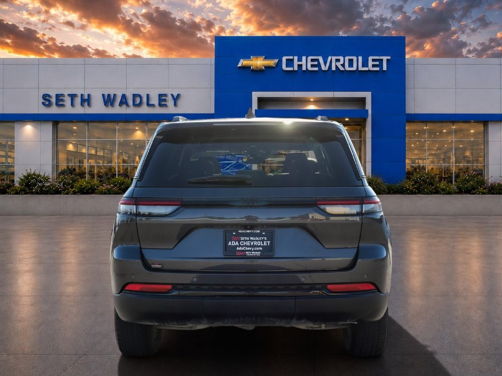 Used 2024 Jeep Grand Cherokee Altitude RWD image 6