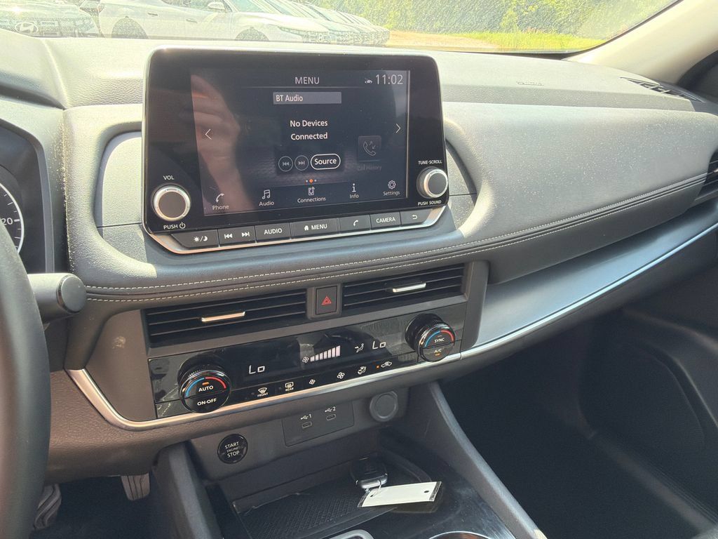 Used 2025 Nissan Rogue SV FWD image 28