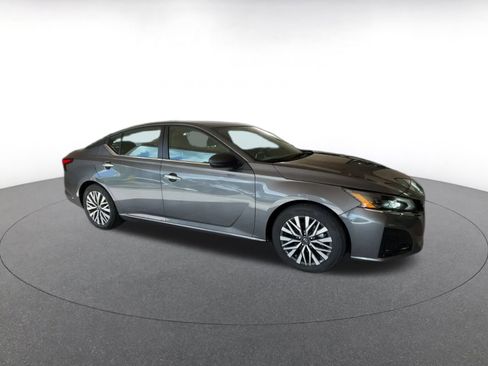 Used 2025 Nissan Altima 2.5 SV FWD image 2