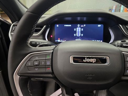 New 2025 Jeep Grand Cherokee Laredo w/ Luxury Tech Group I RWD image 17