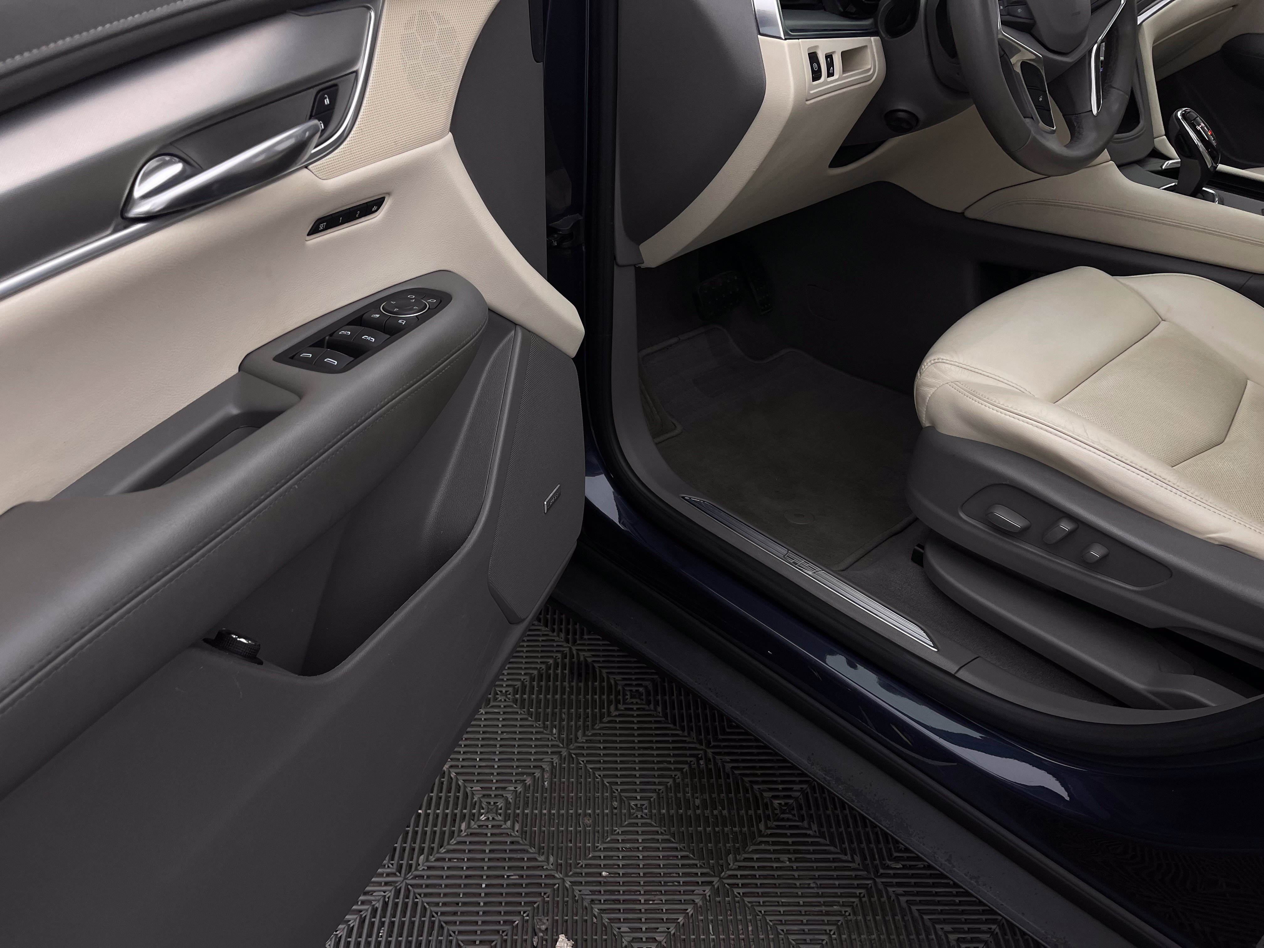 Used 2018 Cadillac XT5 Luxury FWD image 16