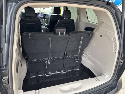 Used 2023 Chrysler Pacifica Touring-L FWD image 29
