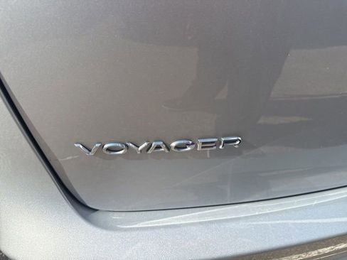 Used 2023 Chrysler Voyager LX image 8