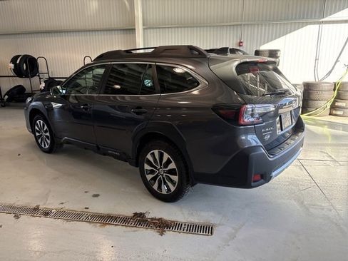 Used 2023 Subaru Outback Limited image 3