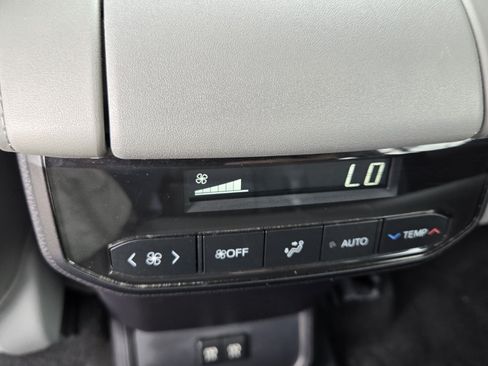 Used 2021 Toyota Highlander XLE AWD/4WD image 7