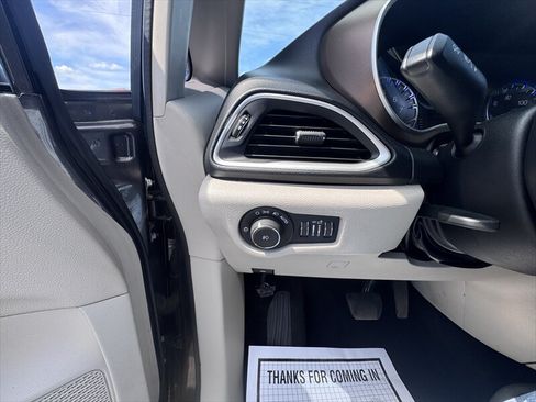Used 2018 Chrysler Pacifica Touring-L FWD image 21