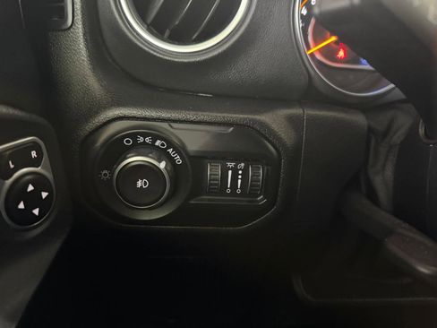Used 2020 Jeep Wrangler Unlimited Sahara AWD/4WD image 33