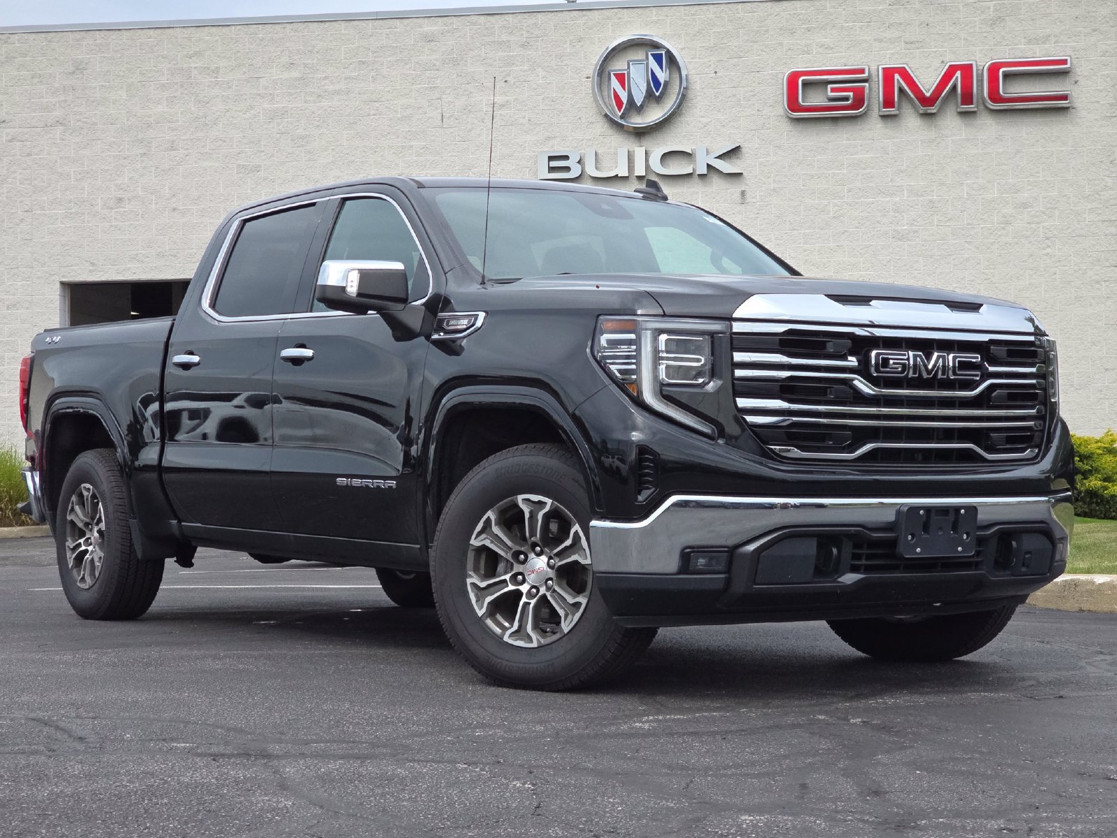 Used 2022 GMC Sierra 1500 SLT w/ SLT Convenience Package AWD/4WD image 2