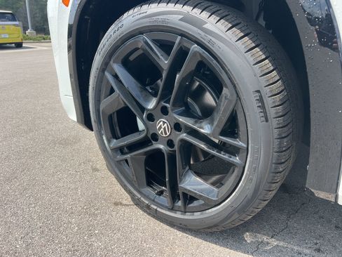 New 2026 Volkswagen Tiguan SE R-Line FWD image 5