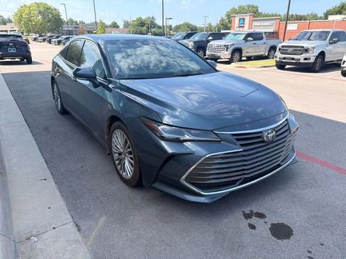 Used 2022 Toyota Avalon Limited FWD image 2