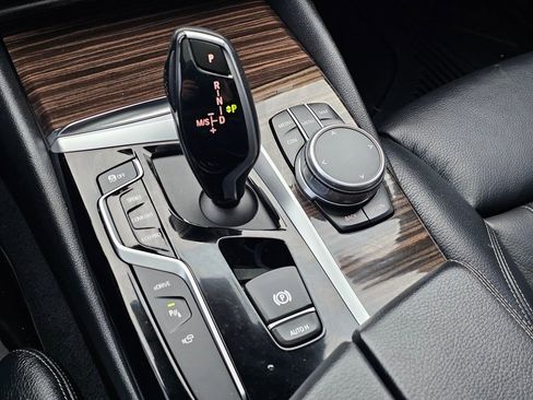 Used 2019 BMW 530e xDrive w/ Premium Package image 19