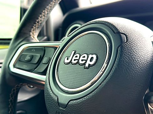 Used 2018 Jeep Wrangler Unlimited Sahara AWD/4WD image 30