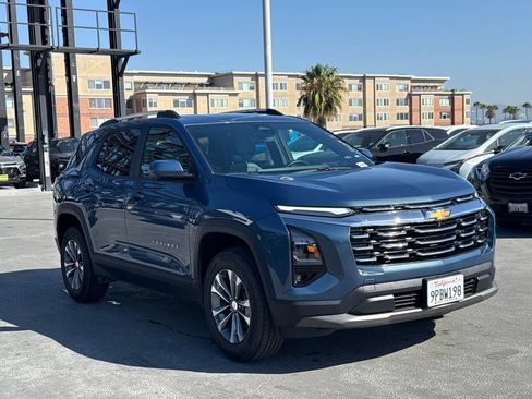 Used 2025 Chevrolet Equinox LT w/ Convenience Package II FWD image 3