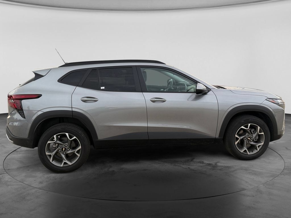Used 2025 Chevrolet Trax LT w/ LT Convenience Package FWD image 11