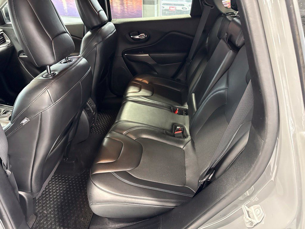 Used 2020 Jeep Cherokee Latitude Plus w/ Cold Weather Group AWD/4WD image 15