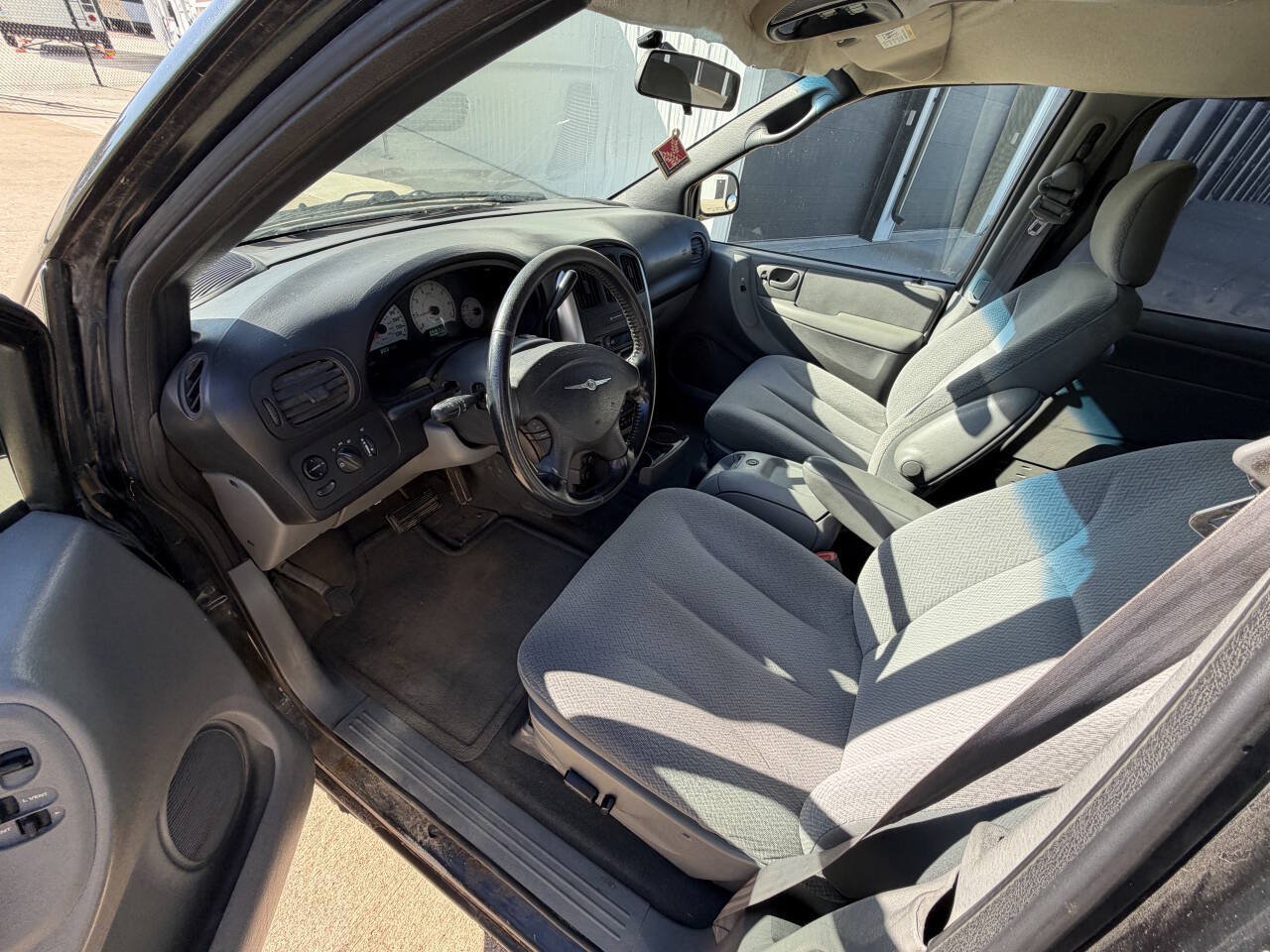Used 2005 Chrysler Town & Country Touring FWD image 18