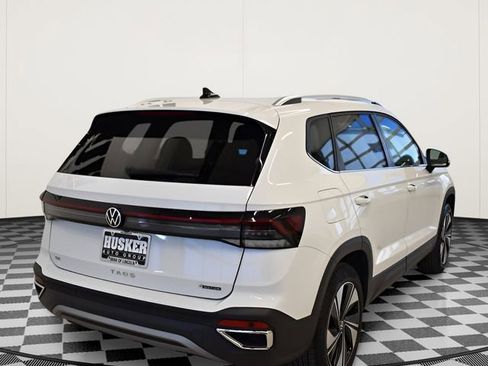 Used 2025 Volkswagen Taos SE AWD/4WD image 4