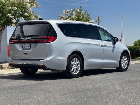Used 2023 Chrysler Pacifica Touring-L FWD image 6