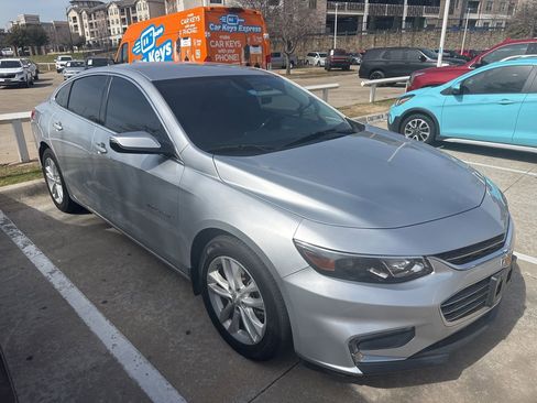 Used 2018 Chevrolet Malibu LT image 3