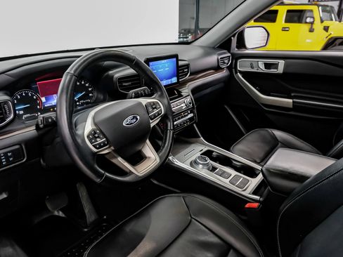 Used 2021 Ford Explorer Limited w/ Equipment Group 301A RWD image 2