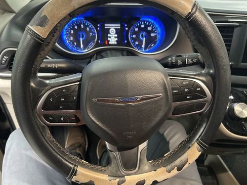 Used 2019 Chrysler Pacifica Touring-L image 11