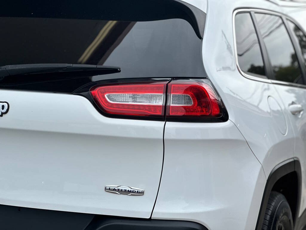 Used 2016 Jeep Cherokee Latitude w/ Cold Weather Group AWD/4WD image 6