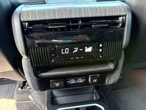 Used 2024 Jeep Wagoneer Series III AWD/4WD image 28