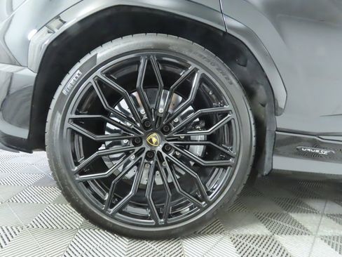 Used 2025 Lamborghini Urus SE image 33