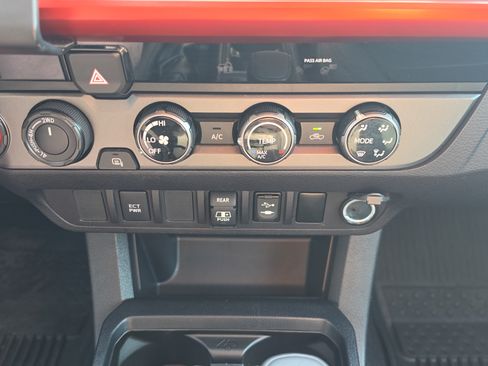 Used 2018 Toyota Tacoma TRD Off-Road AWD/4WD image 22