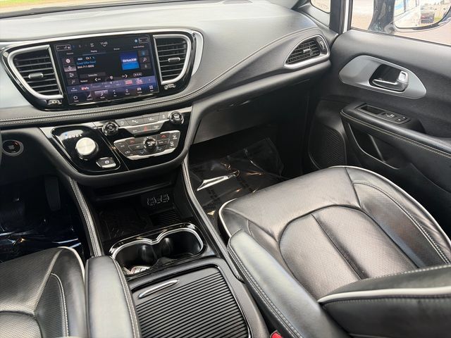 Used 2025 Chrysler Pacifica Limited FWD image 34