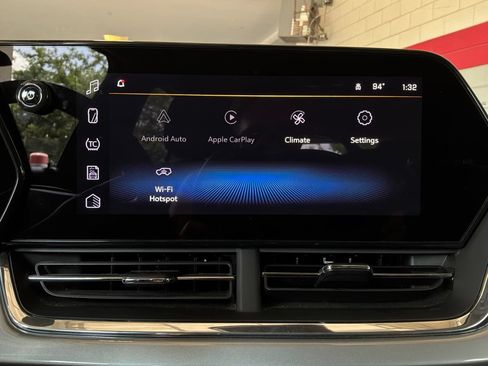 Used 2025 Chevrolet Trax LT FWD image 28