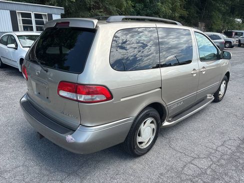 Used 2001 Toyota Sienna XLE w/ Towing Pkg FWD image 8