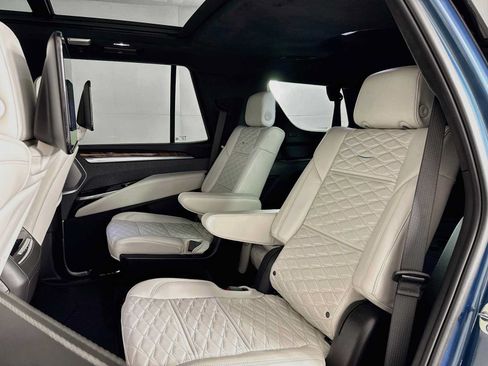 Used 2025 Cadillac Escalade Sport Platinum w/ LPO, ONYX Package AWD/4WD image 23