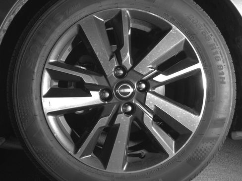 Used 2025 Nissan Versa SV image 12