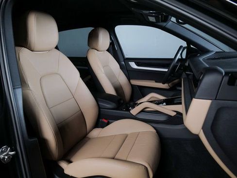 Used 2025 Porsche Cayenne image 10