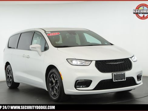 Used 2022 Chrysler Pacifica Touring-L w/ S Appearance Package image 1