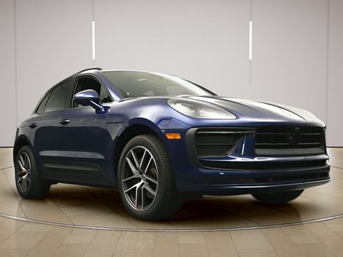 Certified 2025 Porsche Macan AWD/4WD image 31