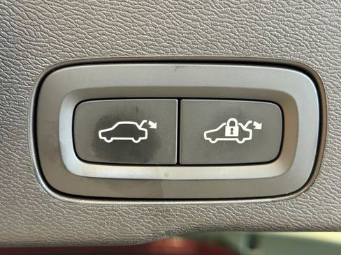 Used 2020 Volvo XC60 T8 R-Design image 39