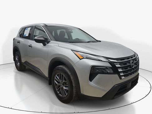 Used 2025 Nissan Rogue S AWD/4WD image 2