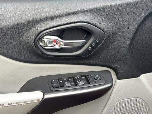 Used 2019 Jeep Cherokee Limited FWD image 14