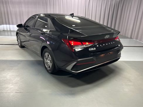 Used 2025 Hyundai Elantra SE FWD image 5