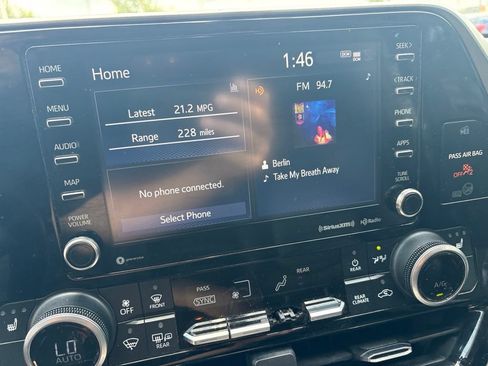 Used 2020 Toyota Highlander XLE FWD image 16