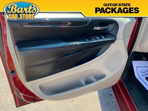 Used 2013 Chrysler Town & Country Touring FWD image 22